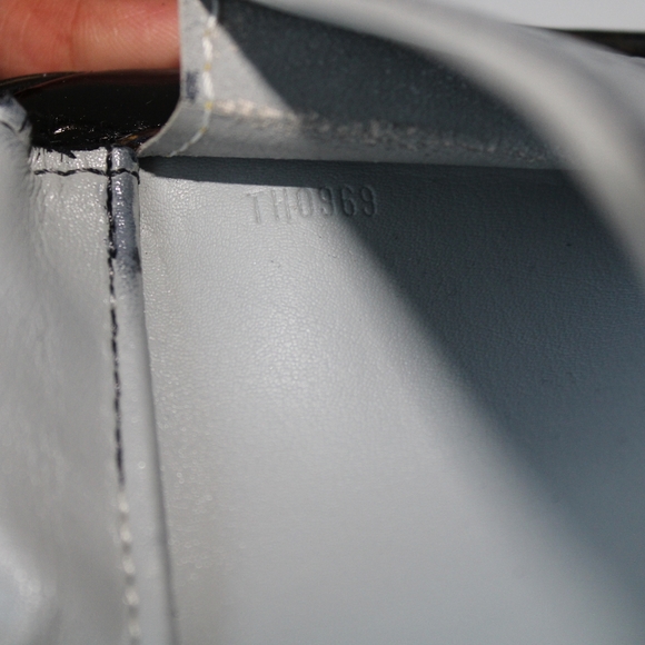 LV Vernis Fulton Fannypack - Picture 4 of 12